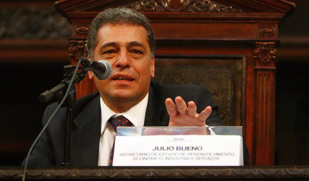 A Secretaria da Fazenda do Estado do Rio de Janeiro informou que não há garantia de que n]ao haver mais atraso no pagamento dos servidores públicos em maio; dia 5 é dia de pagamento, mas, devido à crise, o depósito dos recursos foi estipulado o 10º dia útil; após reforçar a falta de dinheiro do estado, o secretário Júlio Bueno disse que existe a possibilidade de que o pagamento não aconteça na sexta-feira (13), o 10º dia útil;