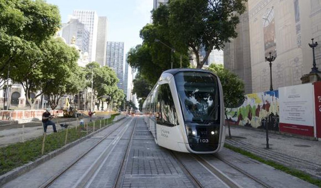 Com as duas primeiras linhas, que percorrem a região central da cidade, a serem entregues à população a partir de abril, a prefeitura do Rio de Janeiro já projeta a expansão do Veículo Leve sobre Trilho para a zona sul carioca; anúncio foi feito neste domingo (28) pelo prefeito Eduardo Paes, depois da primeira viagem de teste do VLT no trajeto entre a Rodoviária Novo Rio e a Cinelândia; pré-projetos apontam para uma expansão de 23 quilômetros no trecho que vai de Botafogo à Gávea, passando por Humaitá e Jardim Botânico; prefeitura trabalha com uma previsão de R$ 4 milhões para o desenvolvimento dos projetos iniciais da expansão do VLT
 