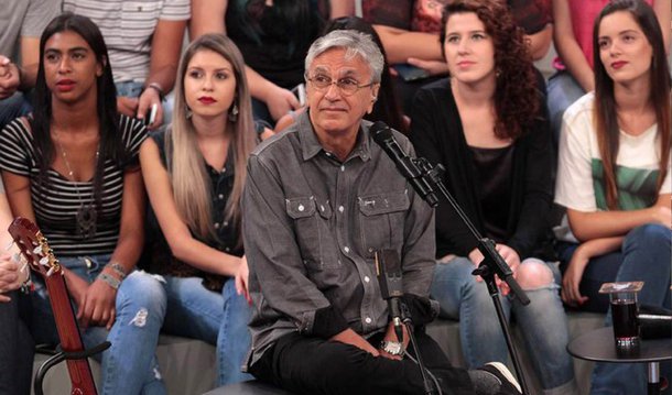 Uma das vítimas do Golpe Militar de 1964, o cantor e compositor Caetano Veloso comparou o cenário político atual com o ambiente que propiciou a derrubada do presidente João Goulart; "A manifestação não é suficientemente diferente da que levou ao golpe de 64″, argumenta; "Os ânimos estão exaltados e os acontecimentos, sendo atropelados", disse Caetano durante gravação do programa "Altas Horas", que vai ao ar neste sábado 19