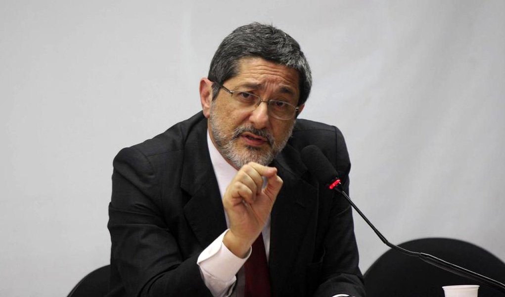 Em artigo, Sergio Gabrielli, ex-presidente da Petrobras (2005-2012), avalia que preços do petróleo se aproximam dos patamares de 2002-2003, quando iniciou-se a longa trajetória de crescimento: “Uma das conclusões desta visão de longo prazo é de que os preços são cíclicos e dependerão da dinâmica de investimentos para equilibrar o mercado, assim como haverá grandes impactos geopolíticos do ciclo, assim como os combustíveis alternativos encontrarão mais dificuldades uma vez que a disponibilidade do petróleo barato desestimula o desenvolvimento”