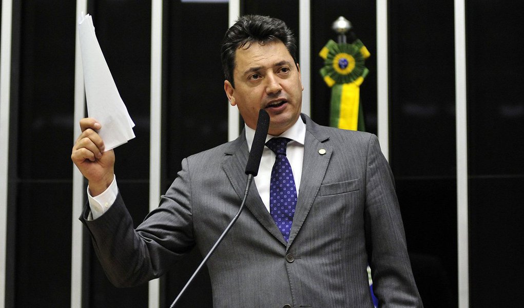 Deputado federal do PMDB, partido de oposição ao governador tucano no Paraná, acredita que aumento de IPVA e ICMS, massacre dos professores, além da criação da bancada do camburão motivaram o título de pior governador do país a Beto Richa, de acordo com levantamento do instituto Paraná Pesquisas