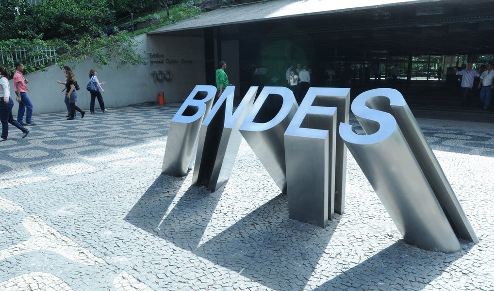 O Departamento de Economia da Cultura do Banco Nacional de Desenvolvimento Econômico e Social (BNDES) liberou no ano passado R$ 325 milhões para projetos cinematográficos, editoras e livrarias e patrimônio cultural, histórico, material e imaterial; "Foi um ano movimentado, com muitas operações aprovadas. Um ano que representou um oásis aqui no BNDES, com bastante demanda. A economia da cultura está aquecida", disse nesta terça-feira a gerente do departamento, Fernanda Farah