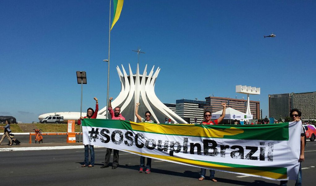 Dezenas de pessoas ligadas a movimentos sociais e contra o impeachment da presidente Dilma iniciaram uma concentração no lado de fora do Palácio do Planalto, em Brasília, onde começou nesta terça-feira (3) o revezamento da tocha olímpica no Brasil; com faixas em português, inglês, espanhol e até russo, manifesatntes denunciaram que está havendo um "golpe" no Brasil; "O que a gente vê no Congresso é um absurdo. Estamos aproveitando o momento, infelizmente, não para comemorar", disse Rita Andrade, membro do coletivo Artistas pela Democracia