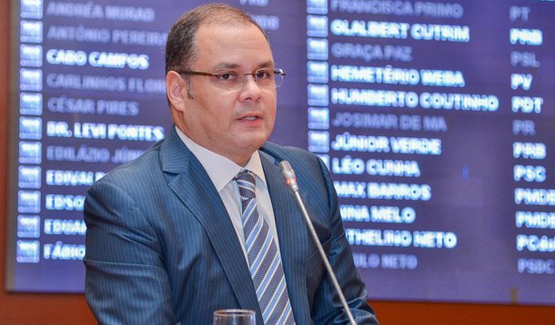 Em contundente pronunciamento, na tribuna, o líder do Governo na Assembleia Legislativa (AL-MA), deputado Rogério Cafeteira (PSB), membro da Frente Parlamentar em Defesa das Rodovias Federais do Maranhão, clamou pela união de todos os deputados pela solução da questão da BR 135 e outras rodovias do Estado; segundo ele, a Frente visitou as obras e constatou que se trata apenas de um reparo emergencial para promover o mínimo de trafegabilidade, mas que está longe de uma obra que resolva o problema; "Não podemos nos acomodar com o que vimos e ouvimos"
