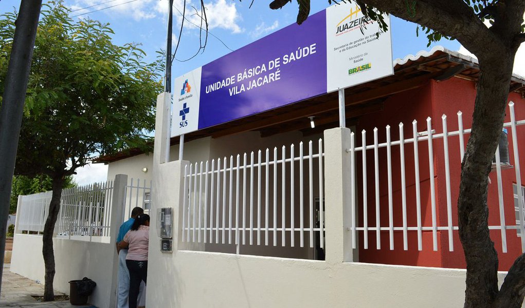 O Ministério da Saúde acaba de liberar R$ 1,9 milhão para construção de três Unidades Básicas de Saúde (UBS) no Distrito Federal; uma portaria publicada no Diário Oficial da União habilita as propostas de construção das UBS na região central de Brasília a receberem recursos referentes ao Programa de Requalificação de Unidades Básicas de Saúde (Requalifica UBS); no Distrito Federal existem atualmente 18 UBS's vigentes - nove concluídas, três em obras e seis em ação preparatória; até o momento, a pasta investiu na região o valor de R$ 27,7 milhões para melhorar e qualificar a atenção básica, principal porta de entrada do SUS da população