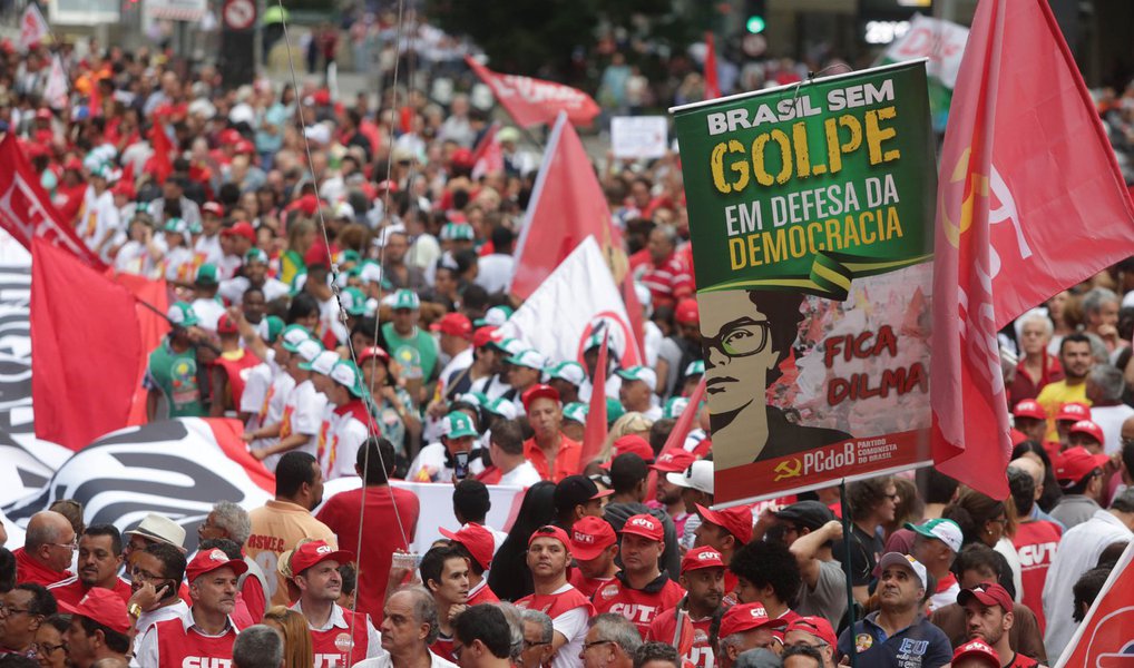 Não permitiremos a vitória do golpe que pretende demolir todos os avanços sociais alcançados nos últimos anos. Não engoliremos Eduardo Cunha na vice-presidência da República. Estamos nas ruas e vamos continuar até este domingo em vigília para enfrentar os golpistas