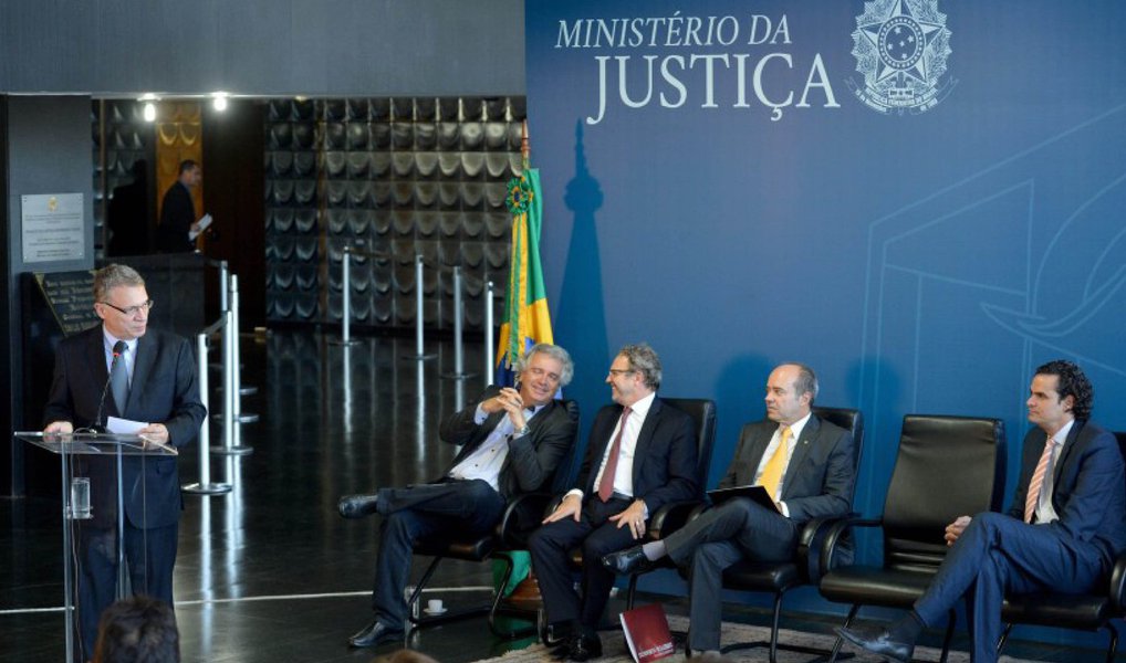 A Anistia Internacional pediu investigação imediata, imparcial e independente sobre a morte de cinco pessoas em uma operação policial realizada na manhã desta segunda-feira na favela de Acari, zona norte do Rio; na operação, as polícias Federal e Civil buscavam cumprir mandado de prisão de um homem de 51 anos, condenado pela 2ª Vara Federal Criminal do Rio de Janeiro a oito anos de prisão por tráfico de drogas, mas ele não foi localizado em casa; segundo a assessoria de imprensa da Polícia Civil, as mortes ocorreram durante "intenso confronto" com os agentes