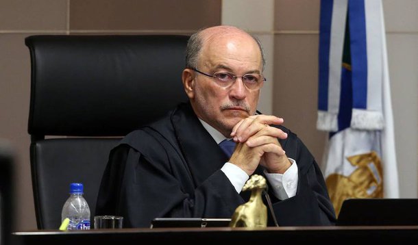 Aroldo Cedraz é alvo de uma sindicância interna que investiga suspeita de tráfico de influência envolvendo seu filho, o advogado Tiago Cedraz, acusado pelo dono da UTC, Ricardo Pessoa, de receber R$ 1 milhão para atuar em seu favor no órgão; “A acusação (de Pessoa) é gravíssima e põe em xeque o maior patrimônio que uma instituição como o TCU pode ter: sua credibilidade”, postou nas redes sociais o procurador Júlio Marcelo de Oliveira, do Ministério Público de Contas