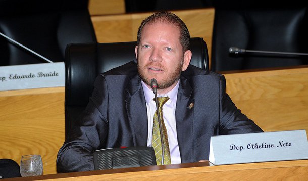 Deputado estadual Othelino Neto (PCdoB) rebateu o ex-senador José Sarney (PMDB-AP) contra os investimentos do governo Flávio Dino, que segundo o peemedebista, limitam-se à colocar placas de inauguração nas obras iniciadas por Roseana; segundo Othelino, "as obras não são das pessoas físicas, elas são do governo e uma gestão que sucede a outra tem o dever de dar segmento àquilo que ficou estabelecido, contratos, realizações que ficaram e foram deixadas pela metade"; "Infelizmente, a grande obra deixada pela ex-governadora Roseana Sarney (PMDB) foi um Estado extremamente pobre e endividado", disse