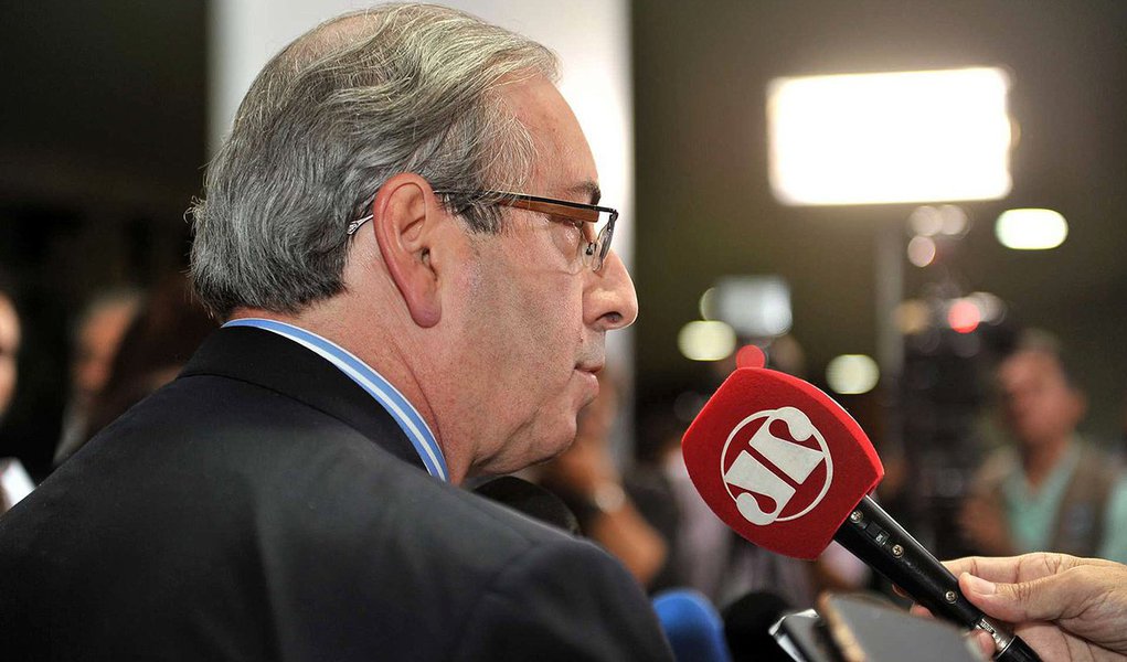 Pesquisa Datafolha aponta aumento de 65% para 76% nos últimos dois meses o percentual de brasileiros que defendem a renúncia do presidente da Câmara dos Deputados, Eduardo Cunha (PMDB-RJ); só 12% dos eleitores são contra a saída dele do comando da Casa; já a reprovação ao Congresso caiu cinco pontos (de 53% para 48%); sobre a eventual cassação do mandato de Cunha, 78% dos brasileiros são a favor de que isso aconteça; o Supremo Tribunal Federal (STF) vai decidir na próxima quarta-feira (2) se aceita ou não a denúncia contra Cunha; ele é investigado pela Lava Jato, em denúncia apresentada pela Procuradoria Geral da República (PGR), por suposta propina em um contrato de navios-sonda da Petrobras