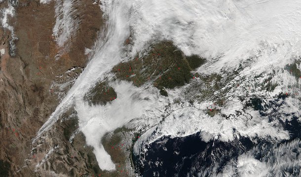 Washington, Nova York e outras cidades na costa leste dos EUA prepararam grandes frotas de escavadeiras de neve, milhares de voos foram cancelados e moradores estocaram mantimentos à espera de uma tempestade de inverno que deve despejar até 76 centímetros de neve sobre a região; alertas de rajadas de vento foram emitidos no distrito federal de Washington e em Baltimore, com condições extremas esperadas para a tarde de sexta-feira, enquanto Nova York se prepara para receber as primeiras pancadas de neve neste sábado