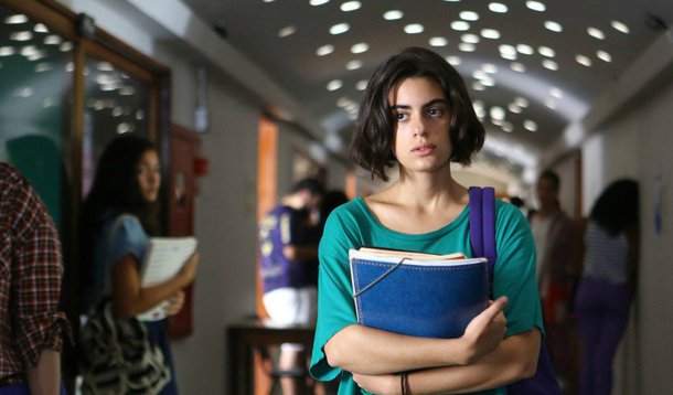 A energia da descoberta cultural e do despertar hormonal da adolescência, matéria-prima de inúmeros sucessos do cinema, formatou um certo padrão estético, que costuma enquadrar os filmes com protagonismo jovem. Por um certo modo de contar diferente sobre isso, talvez, Califórnia, de Marina Person, mereça uma atenção especial da crítica