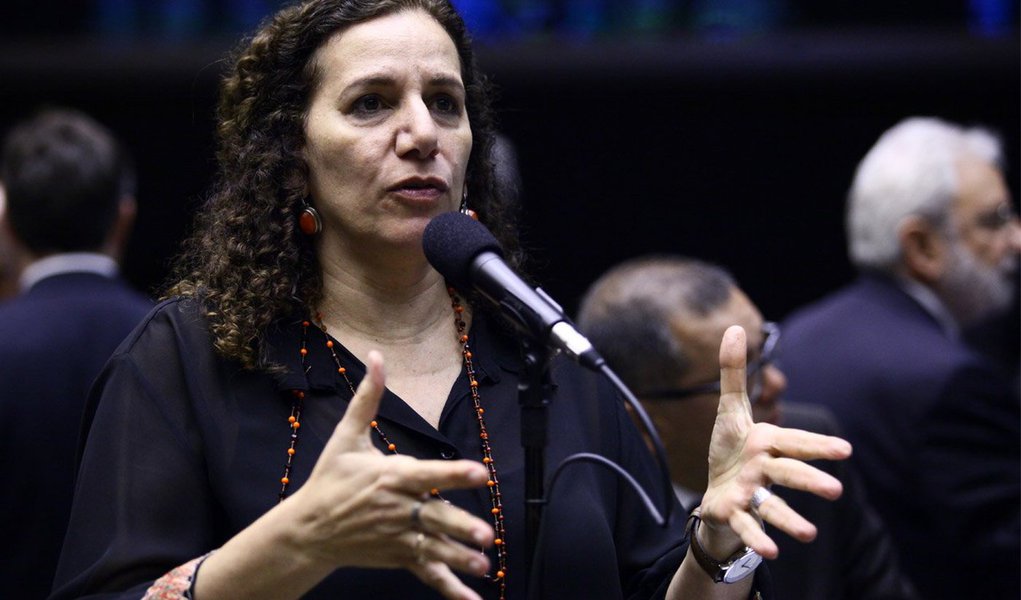 A deputada federal Jandira Feghali (PCdoB-RJ) usou a tribuna da Câmara Federal para criticar um eventual governo do vice-presidente da República, Michel Temer (PMDB), caso a presidente Dilma seja afastada; "Temer terá confronto para que esse governo não siga adiante. Ungido pelo golpe, Temer não conseguirá caminhar, não conseguirá sair às ruas", disse; segundo ela, o peemedebista é um "traidor da República, da democracia e do povo brasileiro"