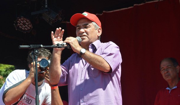 Ex-ministro Gilberto Carvalho disse neste domingo (1º), em ato do Dia do Trabalho em Brasília, que golpe parlamentar proporciona a reaproximação da juventude com o campo progressista, “gente que nem gosta do PT, que não gosta do governo, mas que está defendendo os direitos sociais e a democracia”; ato na capital federal, chamado de Virada Cultural, começou ontem (30) e foi retomado na manhã do domingo com a participação de artistas locais e de políticos; organizado para comemorar o Dia do Trabalho, o evento também foi um ato de crítica ao processo de impeachment