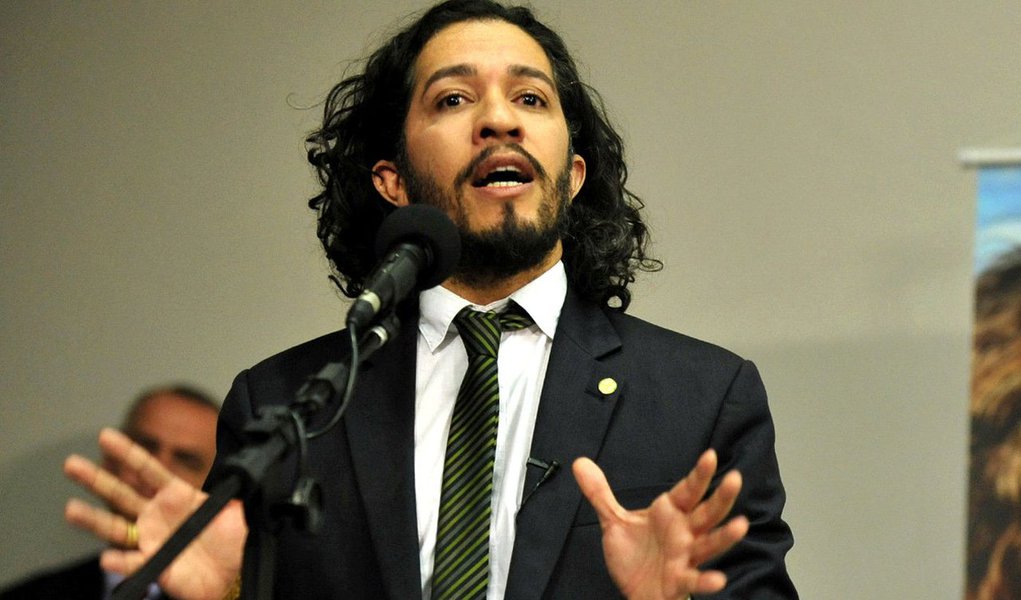 Para o deputado federal Jean Wyllys (PSOL-RJ), ‘"Ideologia de gênero" é a expressão cunhada por fundamentalistas religiosos para deturpar o debate acerca de equidade e identidade de gênero e, assim, enfraquecer a luta por direitos das pessoas transexuais e das mulheres em geral’; ele defende seu projeto em debate na Câmara, que tem como objetivo reconhecer a identidade de gênero como um direito
