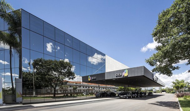Identificar micro e pequenos empresários de Brasília que tenham condições de negociar com empresas nacionais e internacionais foi um dos temas debatidos entre o governo e a diretora-executiva do 20º Congresso Mundial de Tecnologia da Informação, Flávia Malkine Araújo; o evento acontece de 3 a 5 de outubro, no Centro Internacional de Convenções do Brasil; esta edição do congresso contempla um país da América do Sul pela primeira vez desde o seu início, em 1978. A partir de agora, passa a ser anual
 