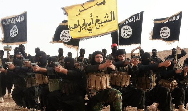 Grupo extremista Estado Islâmico postou novo vídeo com ameaças da realização de novos atentados terroristas na França; em uma das cenas está a imagem caída da Torre Eiffel, um dos maiores símbolos franceses; gravação mostra, ainda, dois extremistas do Estado Islâmico, aparentemente de origem francesa, na província síria de Alepo – um dos redutos do grupo – elogiando os ataques a Paris e incitando outros muçulmanos da França e do mundo inteiro a praticarem atos semelhantes