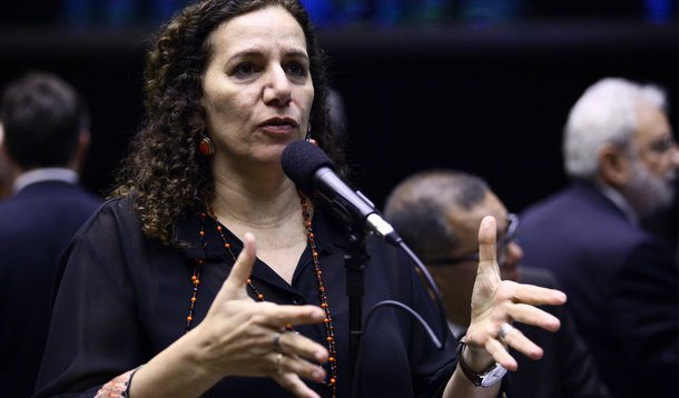 A deputada federal Jandira Feghali (PCdoB-RJ) usou a tribuna da Câmara Federal para criticar um eventual governo do vice-presidente da República, Michel Temer (PMDB), caso a presidente Dilma seja afastada; "Temer terá confronto para que esse governo não siga adiante. Ungido pelo golpe, Temer não conseguirá caminhar, não conseguirá sair às ruas", disse; segundo ela, o peemedebista é um "traidor da República, da democracia e do povo brasileiro"