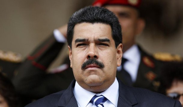 Membros da oposição venezuelana denunciaram o presidente Nicolás Maduro por crimes de lesa humanidade junto a Corte Penal Internacional, em Haia; denúncia está relacionada a repressão dos protestos realizados em fevereiro de 2014 que resultaram em várias mortes e na prisão de centenas de manifestantes; ainda segundo o documento também foram registrados assassinatos por determinação de membros do governo, além e perseguição política e casos de tortura