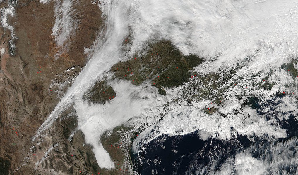 Washington, Nova York e outras cidades na costa leste dos EUA prepararam grandes frotas de escavadeiras de neve, milhares de voos foram cancelados e moradores estocaram mantimentos à espera de uma tempestade de inverno que deve despejar até 76 centímetros de neve sobre a região; alertas de rajadas de vento foram emitidos no distrito federal de Washington e em Baltimore, com condições extremas esperadas para a tarde de sexta-feira, enquanto Nova York se prepara para receber as primeiras pancadas de neve neste sábado