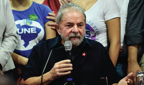 "Por mais que tentem convencê-lo de que é a solução mais sensata, Lula não será ministro. Ele sabe que, se aceitar, a oposição vai martelar duas coisas todos os dias: que é confissão de culpa e que ele se acovardou. E aí ele perde seu maior capital: a coragem. O que o diferencia dos outros políticos brasileiros. A coragem, a ousadia e a inteligência de nunca fazer o óbvio"; a avaliação é do colunista do 247, Alex Solnik; ele diz que Lula "não seria um ministro de fachada, mas um quadro de real importância numa crise"; "Poderia ser bom para o país se o clima fosse outro", pondera