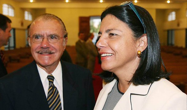 No que depender do ex-presidente José Sarney (PMDB-AP), a sua filha e ex-governadora do Maranhão, Roseana Sarney (PMDB-MA), será ministra de um eventual governo Michel Temer (PMDB); a informação é do blog do Marrapá; nos bastidores de Brasília, peemedebistas mais empolgados como os ex-deputados Chiquinho Escórcio e Sétimo Waquim até arriscam quais pastas a ex-governadora poderá comandar: Infraestrutura ou Integração Nacional; Sarney, cuja família dominou por quase 50 anos a política maranhense, é um dos mais empenhados em ver a presidente Dilma (PT) renunciar ao cargo; o peemedebista, inclusive, admitiu ter votado no senador Aécio Neves (PSDB-MG) na eleição de 2014, apesar de a sigla peemedebista integrar oficialmente a base aliada da petista