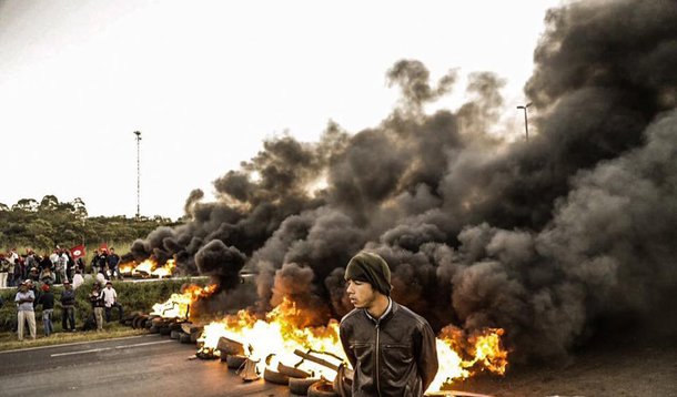 Manifestantes fecharam trechos de duas rodovias federais na região metropolitana do Rio de Janeiro, em protesto contra o processo de impeachment da presidenta da República, Dilma; eles atearam fogo a pneus na Rodovia Rio-Santos (BR-101) e na Via Dutra (BR-116); segundo a Polícia Rodoviária Federal (PRF), na Via Dutra, os manifestantes fecharam a pista sentido Rio, na altura do quilômetro 178, em Nova Iguaçu, com pneus em chamas