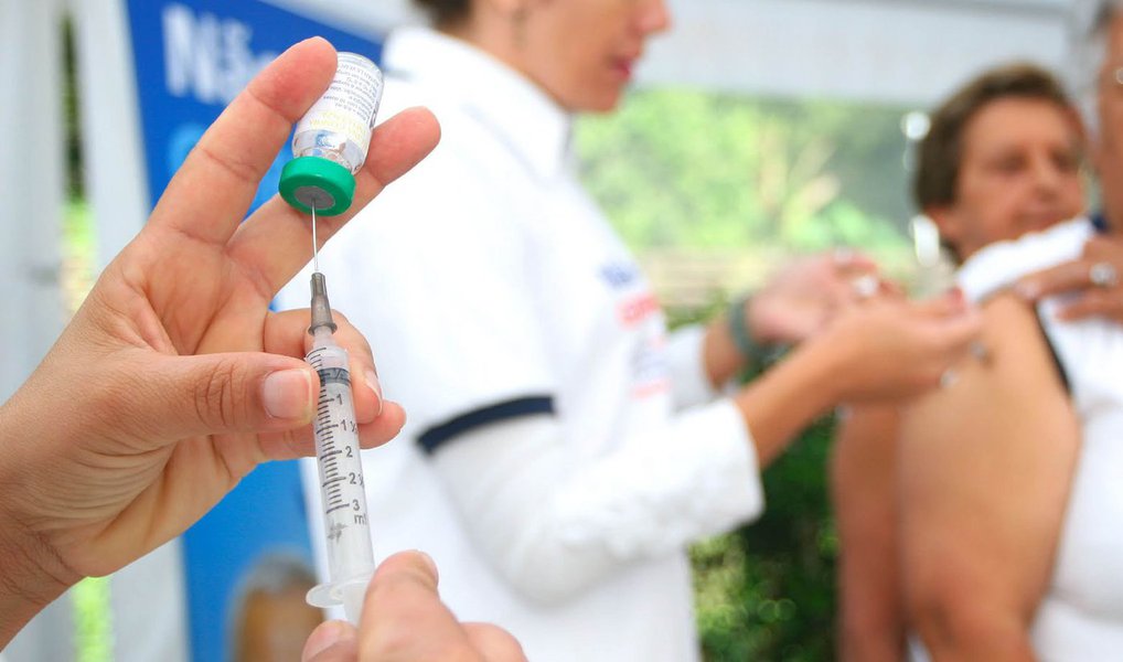 O Rio de Janeiro registrou a primeira morte provocada pela gripe H1N1, um dos tipos da Influenza A; em todo o estado, foram registrados três casos da doença até o momento, segundo a Secretaria de Estado de Saúde; em 2015, o Rio não registrou nenhum caso confirmado de H1N1; em todo o país, o vírus matou cerca de 50 pessoas; apesar do número, o calendário nacional da campanha de vacinação contra a gripe, definido pelo Ministério da Saúde, não será alterado e começa no dia 30 de abril