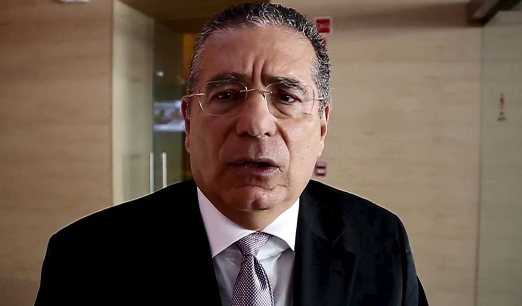 O advogado Ramón Fonseca, sócio fundador da Mossack Fonseca, afirmou que seu escritório foi vítima de uma invasão cibernética de alguém de fora da empresa, e apresentou uma queixa junto a promotores federais; especializada na criação de offshores, a empresa, segundo ele, não violou nenhuma lei e suas operações são legais; em entrevista à Reuters, ele disse ainda que a firma tampouco destruiu quaisquer documentos ou ajudou alguém a sonegar impostou ou lavar dinheiro