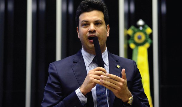 O ex-governador Sérgio Cabral, o governador Luiz Fernando Pezão e o prefeito Eduardo Paes não comparecerão à reunião na terça (29), mas seus suplentes votarão pela saída do governo; o PMDB do Rio tem 12 representantes no Diretório Nacional; o ministro Celso Pansera e o líder do PMDB na Câmara Leonardo Picciani votarão contra a saída do governo
 
