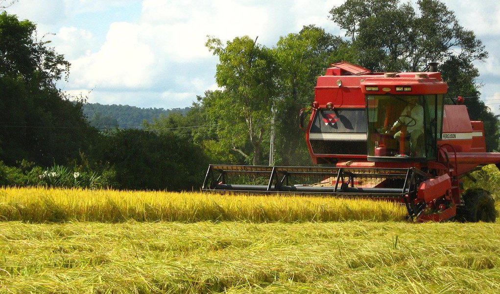 Reportagem da Carta Maior mostra como o Agronegócio exporta a água, o suor e o sangue dos trabalhadores, envenena o meio ambiente e as populações, e ainda posa de campeão do PIB; 
 
 