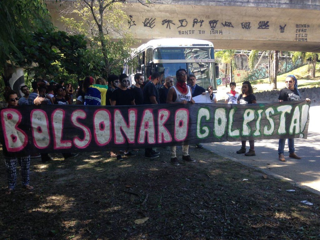 Em nota, o Levante Popular da Juventude, responsável pelo ato de escracho em frente à casa do deputado na manhã deste domingo 24, justifica: "Bolsonaro é golpista: ele um dos principais apoiadores do Golpe em curso (...). Bolsonaro é órfão da ditadura militar, é inimigos das mulheres, é inimigo dos LGBTs, é corrupto"; leia a íntegra