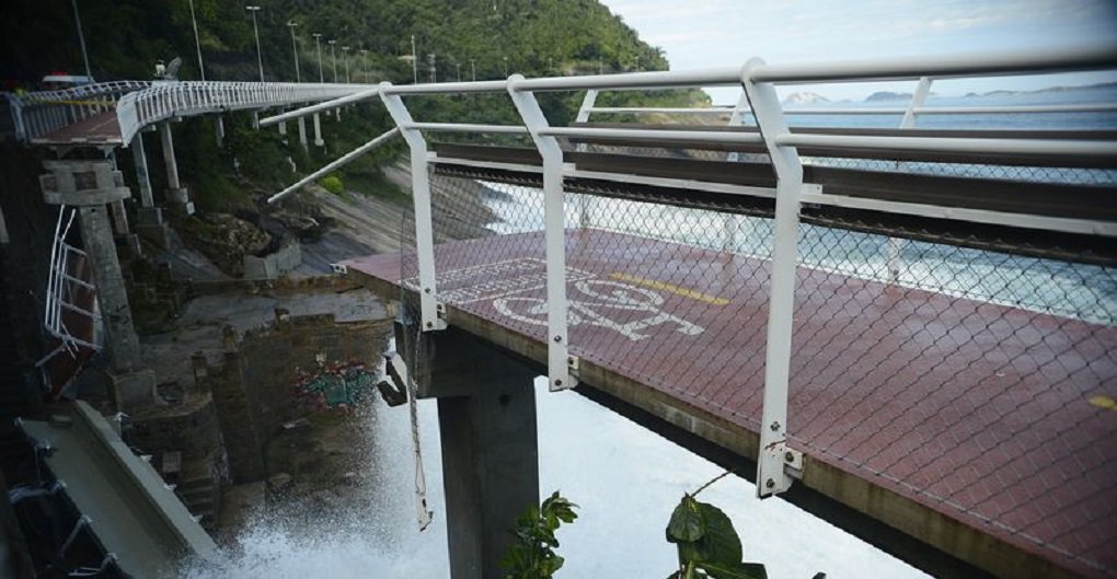 Corpo de Bombeiros desmobilizou na tarde deste sábado as equipes de buscas por vítimas da tragédia na Ciclovia Tim Maia, em São Conrado, na zona sul do Rio de Janeiro, após cumprir o protocolo de buscas de 48 horas sem que ninguém reclamasse a ausência de possíveis desaparecidos; corporação mantém o monitoramento por meio de aeronave; parte da ciclovia, inaugurada há pouco mais de três meses, desabou na manhã de quinta-feira e duas pessoas morreram