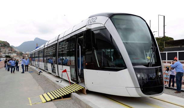O novo meio de transporte do Rio de Janeiro, a rede de Veículos Leve Sobre Trilhos, começa a operar parcialmente no dia 22 de maio com direito à gratuidade nos primeiros 40 dias de funcionamento; o secretário de Transportes, Rafael Picciani, apresentou as mudanças que ocorrem a partir de sábado (14), com trecho da Avenida Rio Branco reaberta a circulação de carros; a maior preocupação da prefeitura, segundo ele, é com a segurança dos pedestres