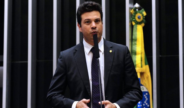 Em busca de consenso para ser reconduzido à liderança do PMDB da Câmara, Leonardo Picciani (RJ) promete uma indicação mista de nomes da sigla para a comissão especial que analisará a abertura de um processo de impeachment contra a presidente Dilma; "Certamente nós faremos uma indicação diferente da que foi feita da outra vez", disse; a escolha de nomes para a comissão gerou um impasse no ano passado que culminou com a destituição de Picciani da liderança por oito dias; nesta terça, ele se reuniu com deputados aliados para discutir a eleição para a liderança