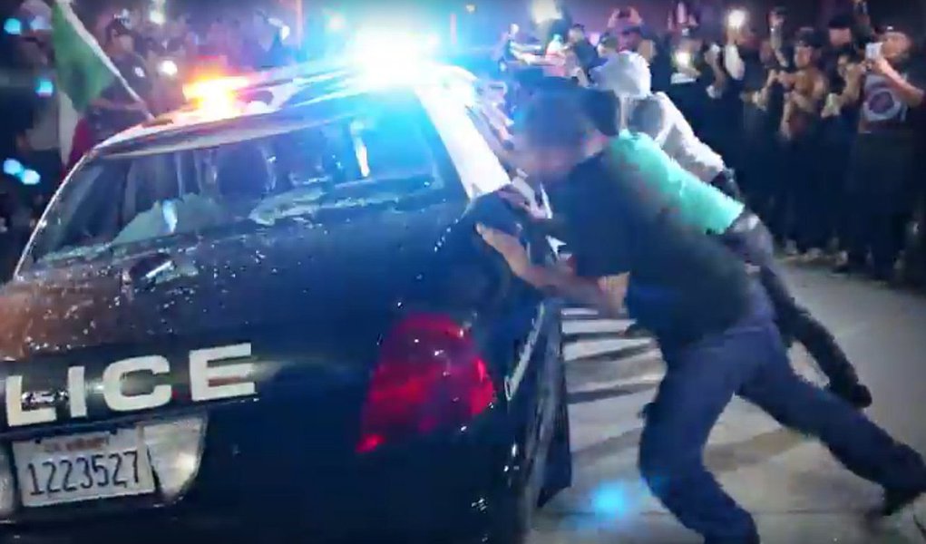 Centenas de pessoas protestaram nas ruas de Costa Mesa, na Califórnia, contra o empresário Donald Trump, que está na disputa para representar o Partido Republicano nas eleições presidenciais nos Estados Unidos, em novembro deste ano; comunidades de imigrantes se opõem à candidatura de Trump por temerem que, se eleito, ele adote políticas mais duras contra a permanência de estrangeiros no país; manifestantes bloquearam ruas e danificaram pelo menos um carro da polícia; vinte pessoas foram presas