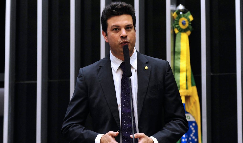 Em busca de consenso para ser reconduzido à liderança do PMDB da Câmara, Leonardo Picciani (RJ) promete uma indicação mista de nomes da sigla para a comissão especial que analisará a abertura de um processo de impeachment contra a presidente Dilma; "Certamente nós faremos uma indicação diferente da que foi feita da outra vez", disse; a escolha de nomes para a comissão gerou um impasse no ano passado que culminou com a destituição de Picciani da liderança por oito dias; nesta terça, ele se reuniu com deputados aliados para discutir a eleição para a liderança