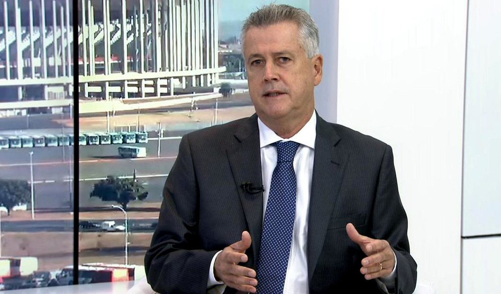 O governador do Distrito Federal, Rodrigo Rollemberg, assinou decreto de nomeação de cem agentes e 20 escrivães para compor os quadros da Polícia Civil do Distrito Federal; nos próximos dias, o executivo definirá o cronograma de novas convocações; o anúncio das 120 nomeações foi feito em janeiro, no Palácio do Buriti, durante cerimônia de assinatura do decreto que criou a delegacia especializada em crimes de intolerância