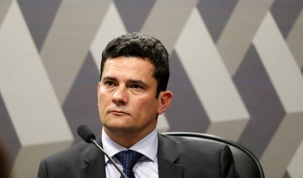 Para o advogado Lenio Streck, membro da Academia Brasileira de Direito Constitucional, "foi o maior equívoco de Moro na Lava Jato. O juiz cometeu um grave erro, uma violação gravíssima, com consequências absolutamente indesejáveis no mundo jurídico e na política. O direito às vezes não alcança a política, e Moro ultrapassou esse limite"; professor de processo penal da USP, Gustavo Henrique Badaró também diz que "não há qualquer exceção ao sigilo, a lei é clara"