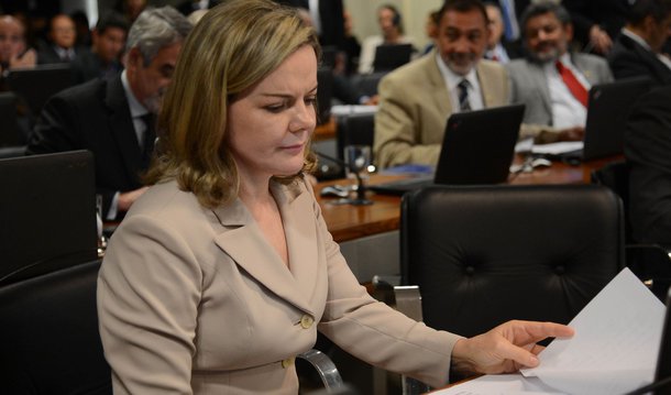 Acusada de receber R$ 1 milhão em propina da Petrobras pra campanha ao Senado em 2010, a senadora Gleisi Hoffmann (PT-PR) disse faltar materialidade nas denúncias; “O que era para ser feito em 90 dias levou um ano. Tudo foi milimetricamente investigado. Estive na Petrobras? Não! Conversei alguma vez com Paulo Roberto Costa ou com Alberto Youssef? Não! Eles disseram que me conheciam? Não! Que eu tinha participado, era beneficiária ou conhecia o esquema de dinheiro na Petrobras? Não! Isso consta do inquérito”, afirmou