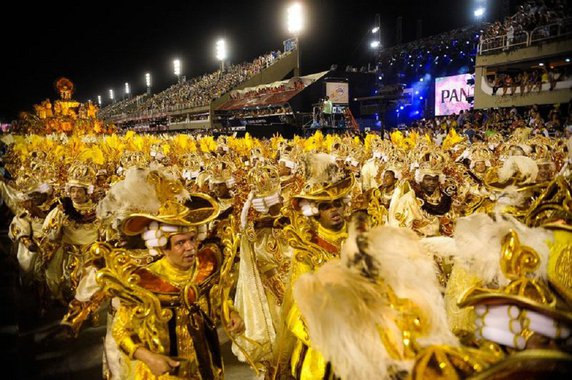 As seis escolas de samba que passaram pela Sapucaí no domingo fizeram seus desfiles sem nenhum problema grave; Beija-Flor, Unidos da Tijuca e Mocidade Independente de Padre Miguel foram os destaques; Campeã do último carnaval, a Beija-Flor cantou a história do personagem que dá nome à passarela do samba: o Marquês de Sapucaí; escola levantou o público e já surge na lista das favoritas