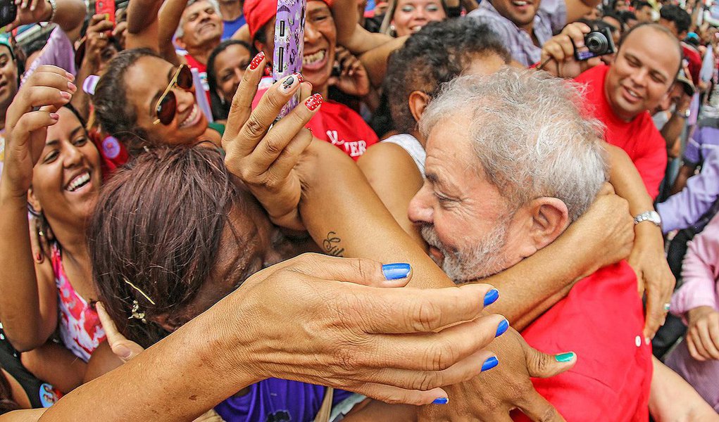 Sociólogo Emir Sader recorda a tradição de ex-presidentes de se referirem de maneira pejorativa ao povo brasileiro, como João Figueiredo, que preferia o "cheiro de cavalo" ao cheiro do povo, ou Fernando Henrique Cardoso, que chamou os aposentados de "vagabundos"; a prática foi quebrada, conta ele, com a ascensão de Lula ao governo: "Lula contribuiu como ninguém para elevar a autoestima dos brasileiros"; "Além disso, o sucesso dentro do Brasil e no plano internacional, do seu governo, como líder mundial na luta contra a fome e as desigualdades sociais, recuperou a imagem do país para os próprios brasileiros, acostumados a descrer do seu país", avalia; para Sader, a direita tenta derrubar Lula porque sabe que ele "recorda o melhor momento vivido pela história do Brasil e pelos brasileiros"