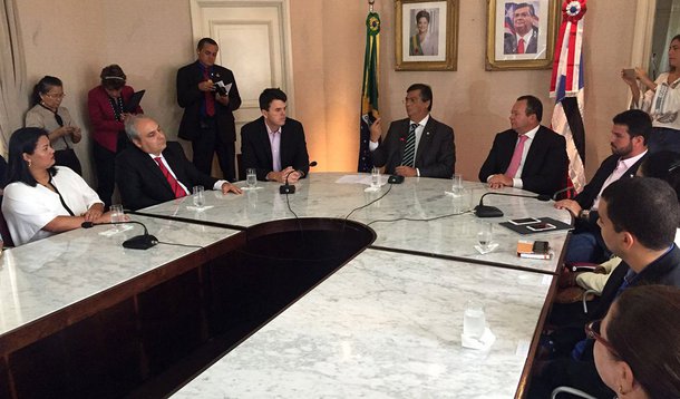 O governador do Maranhão, Flávio Dino, assinou a Ordem de Serviço para a Requalificação do Cais de São José de Ribamar; as obras serão entregues em quatro meses, no valor de R$ 1,9 milhão; “Estes investimentos só serão possíveis a partir da recuperação da capacidade de investimentos da Empresa Maranhense de Administração Portuária (Emap). Nos próximos anos serão quase R$ 300 milhões oriundos das atividades portuárias e que consolidam o Porto Itaqui como ferramenta de desenvolvimento do Maranhão”, afirmou Dino