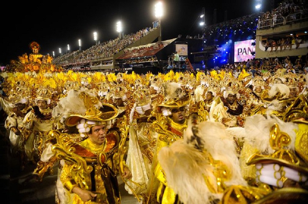 As seis escolas de samba que passaram pela Sapucaí no domingo fizeram seus desfiles sem nenhum problema grave; Beija-Flor, Unidos da Tijuca e Mocidade Independente de Padre Miguel foram os destaques; Campeã do último carnaval, a Beija-Flor cantou a história do personagem que dá nome à passarela do samba: o Marquês de Sapucaí; escola levantou o público e já surge na lista das favoritas