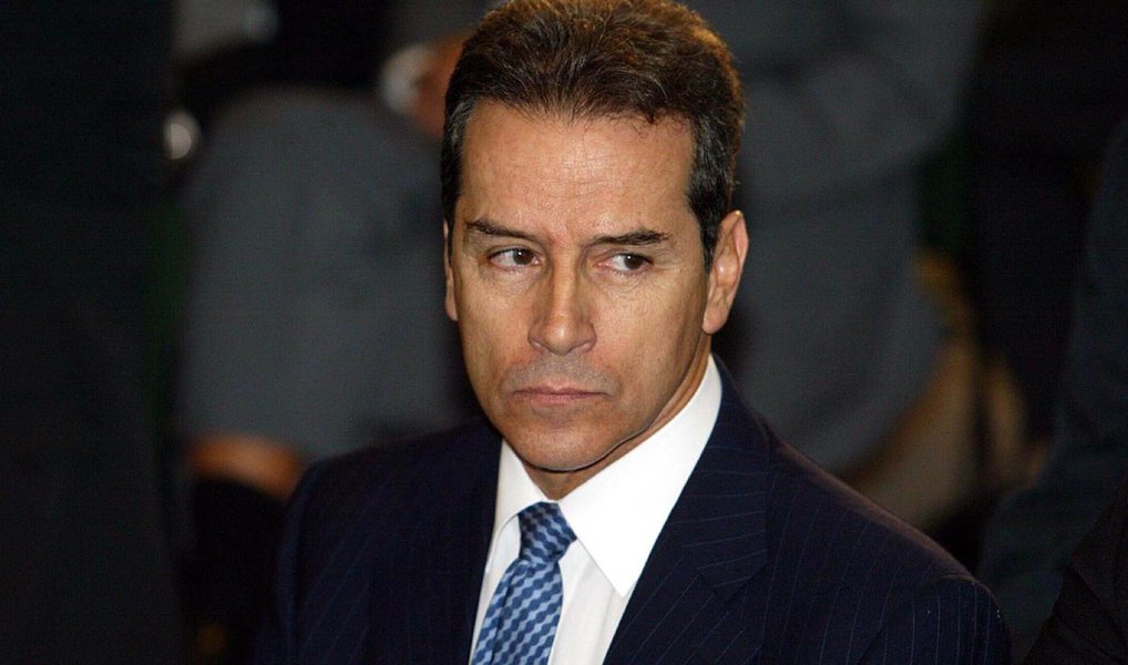 A Justiça do Distrito Federal concedeu perdão da pena ao ex-senador Luiz Estevão pela condenação a três anos e seis meses por falsificação de documento, crime relacionado às obras da sede do Tribunal Regional do Trabalho (TRT) em São Paulo, na década de 1990; o ex-parlamentar foi beneficiado pelo indulto natalino; ele cumpria a pena desde março do ano passado; apesar de conseguir o benefício, Estevão está prestes a ser preso para cumprir outra pena, a de 31 anos pelo desvio de R$ 169 milhões na execução da obra de construção do TRT-SP