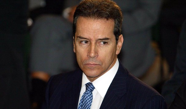 A Justiça do Distrito Federal concedeu perdão da pena ao ex-senador Luiz Estevão pela condenação a três anos e seis meses por falsificação de documento, crime relacionado às obras da sede do Tribunal Regional do Trabalho (TRT) em São Paulo, na década de 1990; o ex-parlamentar foi beneficiado pelo indulto natalino; ele cumpria a pena desde março do ano passado; apesar de conseguir o benefício, Estevão está prestes a ser preso para cumprir outra pena, a de 31 anos pelo desvio de R$ 169 milhões na execução da obra de construção do TRT-SP