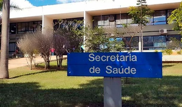 O governo do Distrito Federal soma mais de R$ 3,2 milhões em dívidas e um contrato vencido há um mês na esterilização de equipamentos médicos da rede pública; o serviço é essencial para evitar infecções hospitalares em cirurgias, e o descarte precoce de aparelhos; a Secretaria de Saúde afirmou que prepara um contrato emergencial e uma licitação regular para normalizar a situação; não existe previsão para quitar o débito