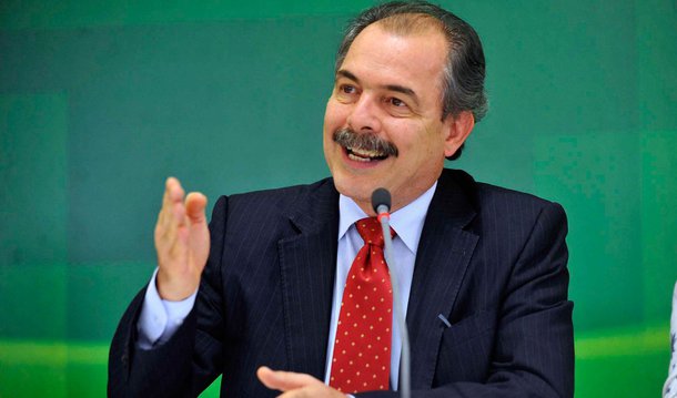 O ministro Aloízio Mercadante, da Educação, defendeu a democracia e falou sobre o momento político do país; o discurso foi feito durante cerimônia de posse de reitores em Brasília nesta quarta-feira (20); "O que estamos vivendo é um golpe político, não tem base jurídica. O tempo vai desmoronando e desnudando o golpe. A imprensa internacional tem mostrado que é um golpe", afirmou