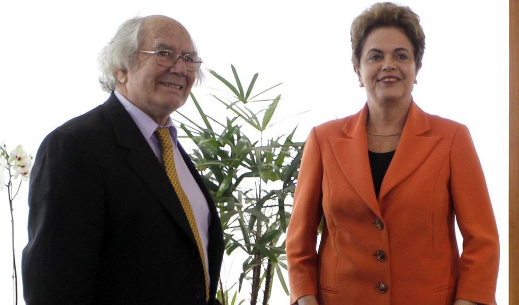 Argentino Adolfo Pérez Esquivel, ganhador do Prêmio Nobel da Paz em 1980, alerta que a situação que o Brasil vive hoje afeta a todos os povos da região; "A oposição aponta contra Dilma procedimentos contábeis já praticados por governos anteriores, e inclusive por muitos dos acusadores da presidente. Trata-se de uma situação semelhante aos golpes brancos que já vimos recentemente em Honduras e no Paraguai"; segundo ele, as organizações sociais brasileiras resistem com esperança, pois sabem que a luta é justa: "Elas contam com a solidariedade de várias entidades internacionais. Não queremos mais golpes de Estado na América Latina"