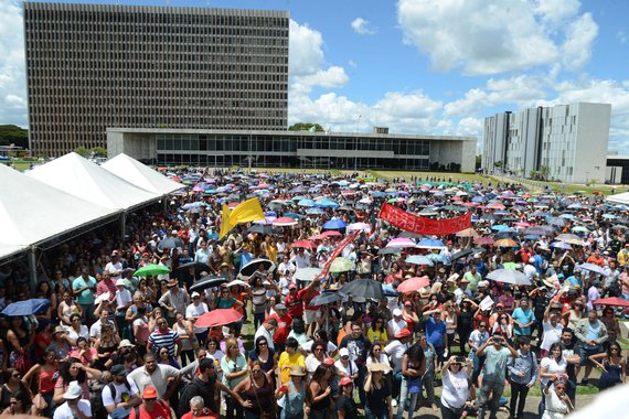 Os professores da rede pública do DF, em greve desde o dia 15 de outubro, se reúnem na manhã desta segunda-feira (9) para decidirem se retornam às atividades. Cláudio Antunes, diretor do Sindicato dos Professores no Distrito Federal (Sinpro), afirmou que a previsão é de que os educadores só retornem às salas de aula se o governo voltar atrás e cumprir o acordo